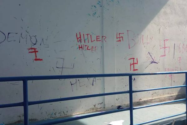 Suásticas e mensagens com referência a Hitler estavam nas paredes da escola