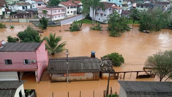 Rio que dá nome à cidade subiu, gerando alagamento em dois bairros nesta quinta-feira (1); município registrou mais de 200 mm de chuva em 24 horas
