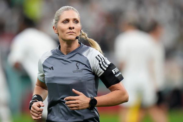 A assistente de arbitragem brasileira   Neuza Back durante partida válida pelo   Grupo E 