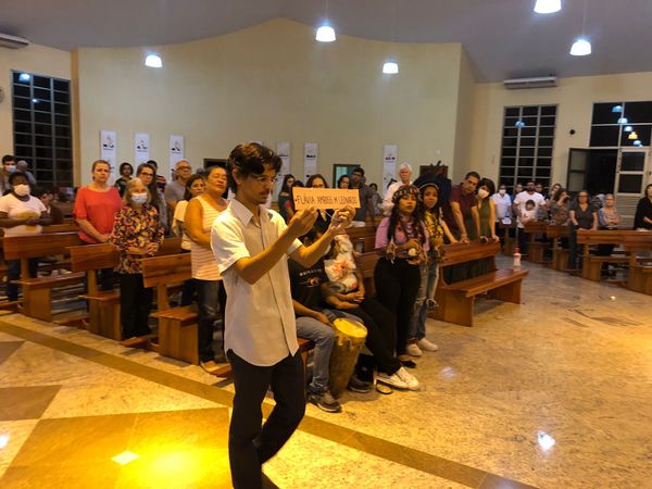 Amigos e familiares prestam homenagem a vítimas de ataques a escolas em Aracruz por Thaynara Lebarchi