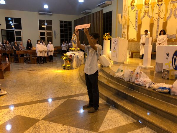 Amigos e familiares prestam homenagem a vítimas de ataques a escolas em Aracruz por Thaynara Lebarchi