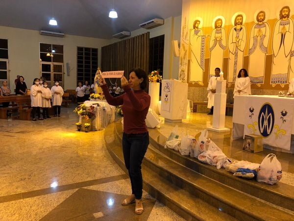 Amigos e familiares prestam homenagem a vítimas de ataques a escolas em Aracruz por Thaynara Lebarchi