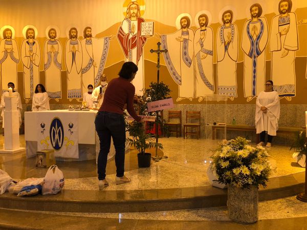 Amigos e familiares prestam homenagem a vítimas de ataques a escolas em Aracruz por Thaynara Lebarchi