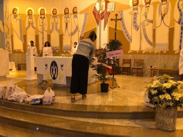 Amigos e familiares prestam homenagem a vítimas de ataques a escolas em Aracruz por Thaynara Lebarchi