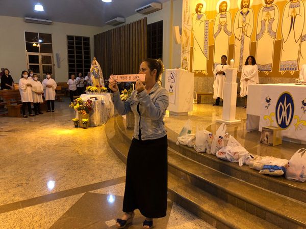 Amigos e familiares prestam homenagem a vítimas de ataques a escolas em Aracruz por Thaynara Lebarchi