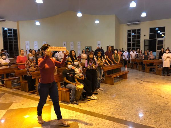 Amigos e familiares prestam homenagem a vítimas de ataques a escolas em Aracruz por Thaynara Lebarchi