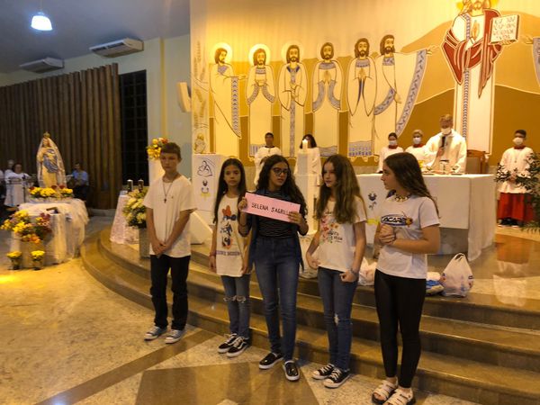 Amigos e familiares prestam homenagem a vítimas de ataques a escolas em Aracruz por Thaynara Lebarchi