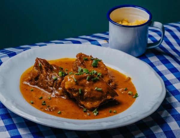 Carne seca ensopada do boteco Marobar, em Linhares por Studio Alma