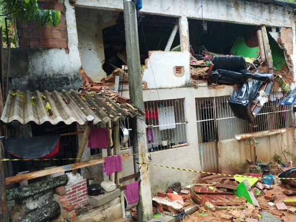 Casa que desabou em Viana; morador morreu e mulher foi socorrida