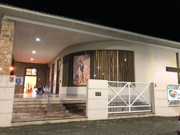 Amigos e familiares prestam homenagem a vítimas de ataques a escolas em Aracruz por Thaynara Lebarchi