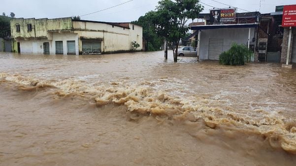 Chuva causa alagamentos em Campo Verde, Cariacica