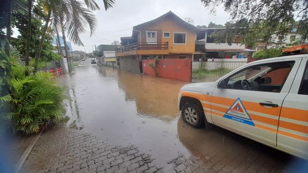 Chuva em balneário de Iriri alaga ruas e casas