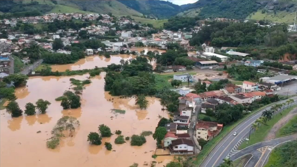 Chuva forte causa alagamentos em ruas e casas do Norte do ES