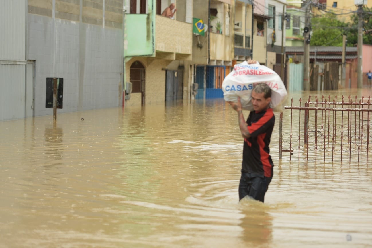 Chuva provoca alagamentos em Operário, Cariacica