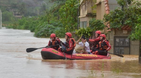 Inundação causada pela chuva no Bairro Portal de Cariacica, em Cariacica por Ricardo Medeiros