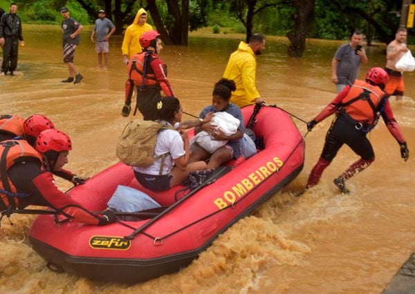 Inundação causada pela chuva no Bairro Portal de Cariacica, em Cariacica por Ricardo Medeiros