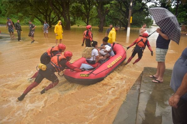 Inundação causada pela chuva no Bairro Portal de Cariacica, em Cariacica por Ricardo Medeiros
