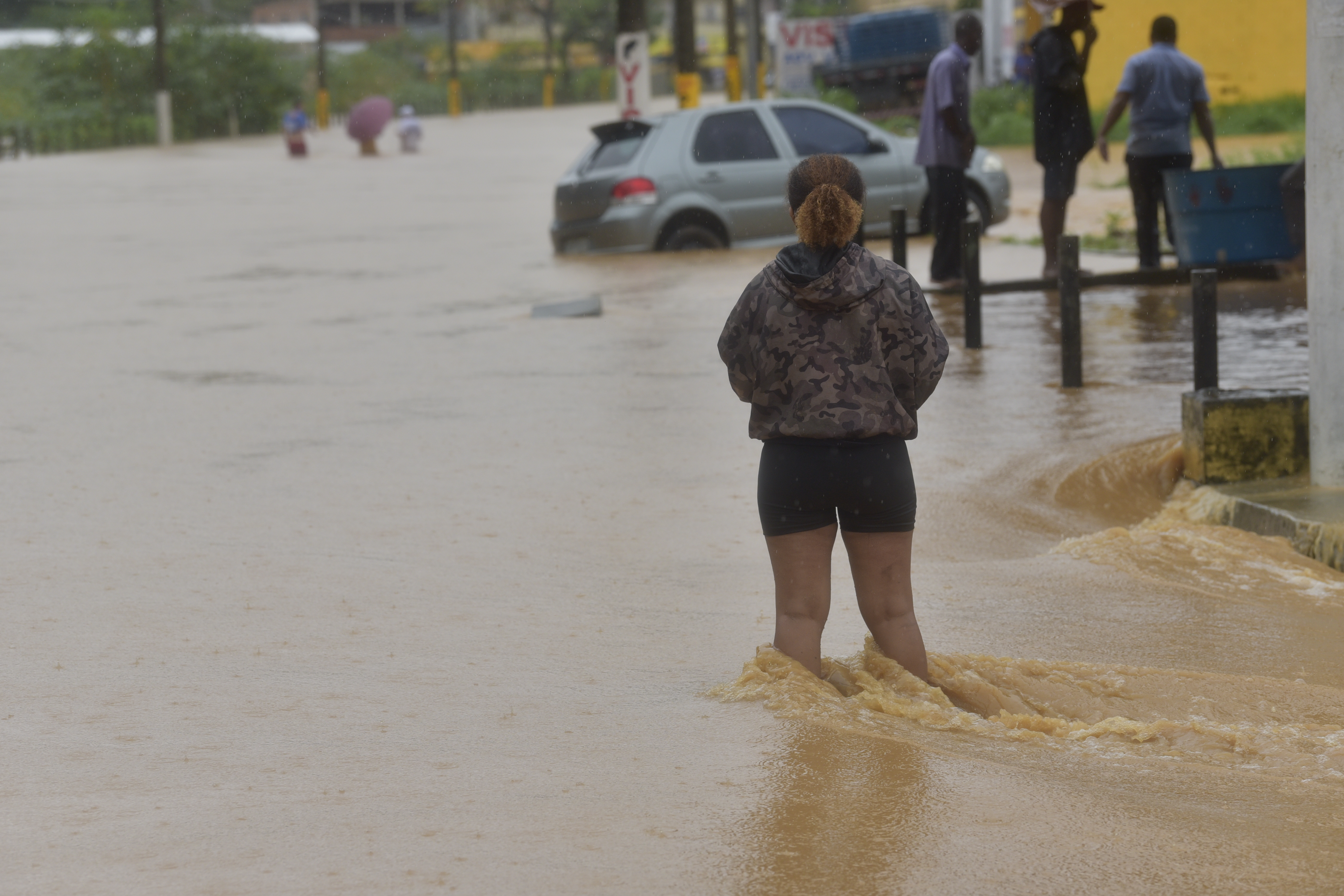 Inundação causada pela chuva no Bairro Portal de Cariacica, em Cariacica
