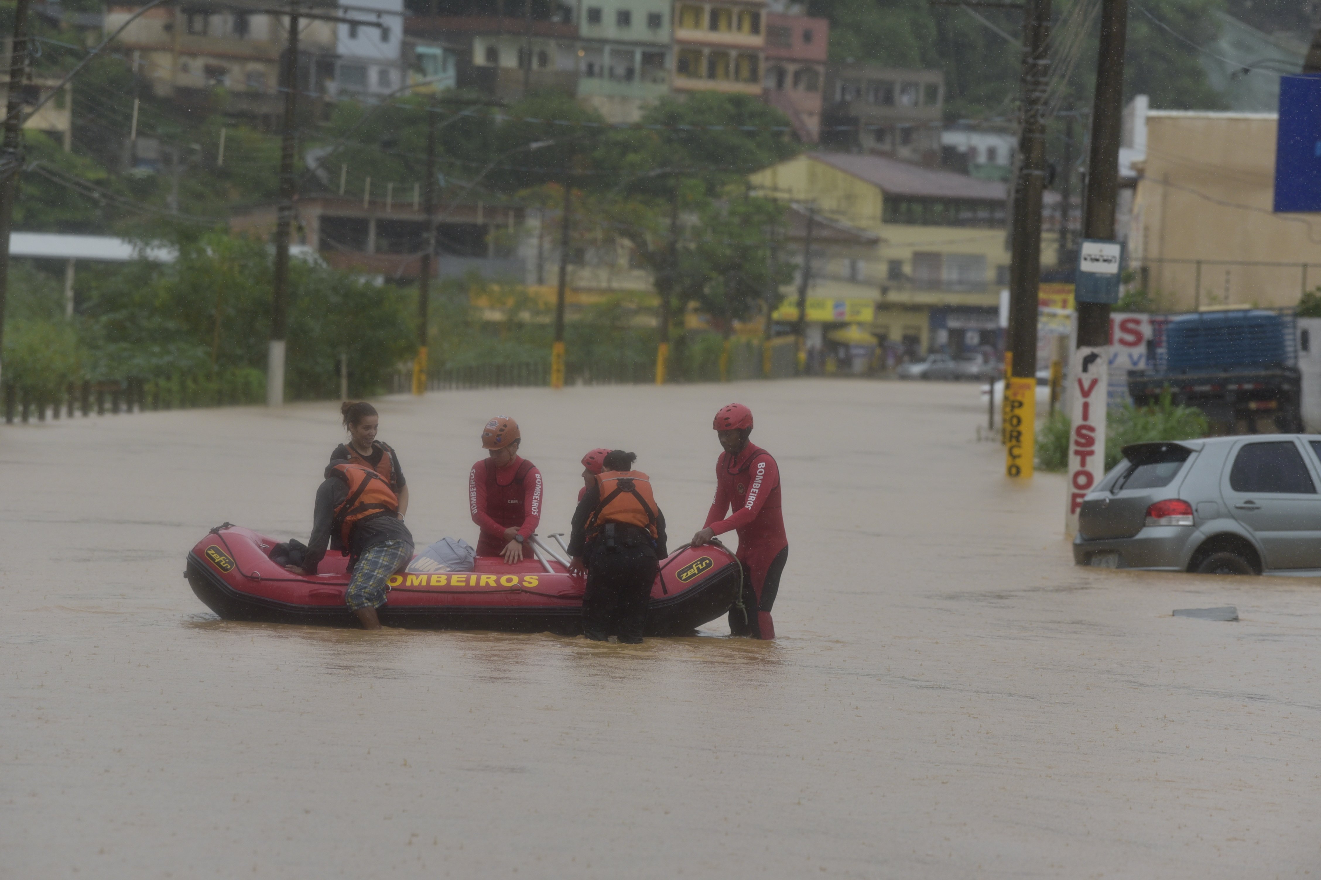 Inundação causada pela chuva no Bairro Portal de Cariacica, em Cariacica