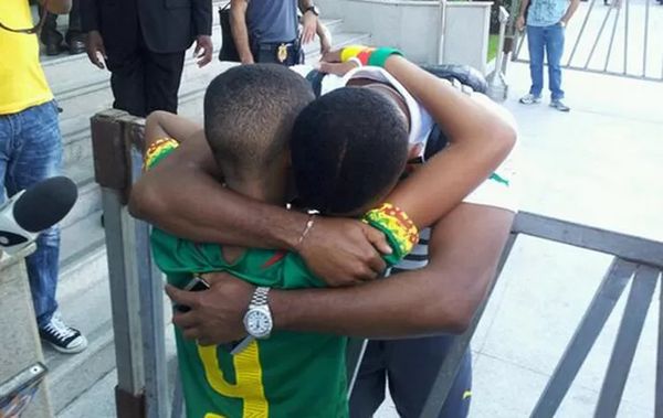 Eto'o e o menino Pedro Ivo, de 10 anos, se abraçando com muita emoção 