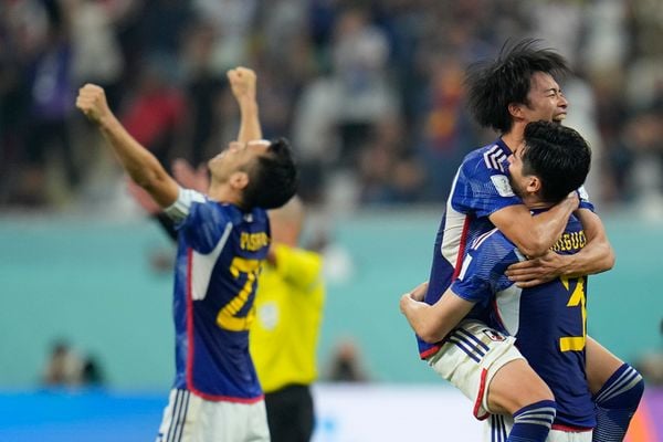 Jogadores do Japão comemoram a vitória por 2 a 1 diante da Espanha