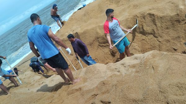 Moradores de Aracruz cavam valão para água da chuva escoar 