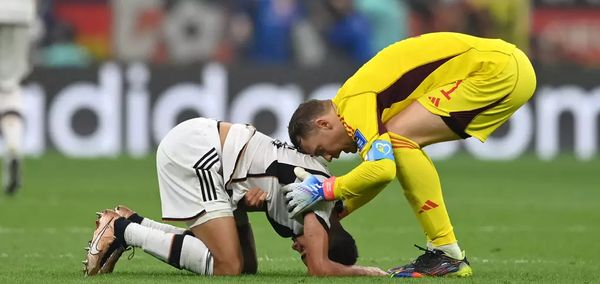 O goleiro Neuer consola o companheiro após eliminação da Alemanha da Copa do Mundo 