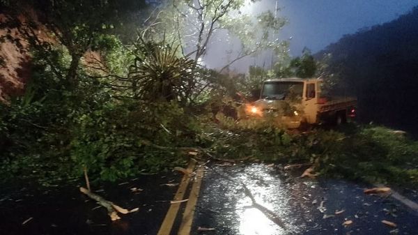 Rodovia ES 080 em Santa Leopoldina é interditada após deslizamento