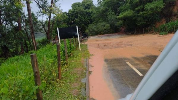 Rodovia ES 080 em Santa Leopoldina é interditada após deslizamento por Leitor | A Gazeta