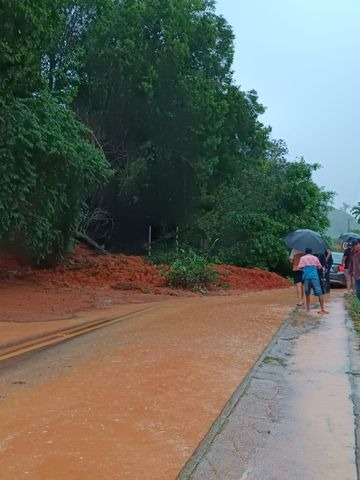 Rodovia ES 080 em Santa Leopoldina é interditada após deslizamento por Leitor | A Gazeta