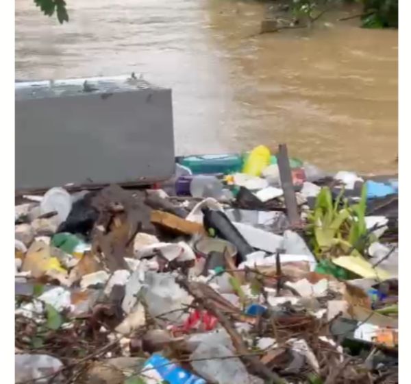 Acúmulo de lixo no Rio Formate, em Cariacica