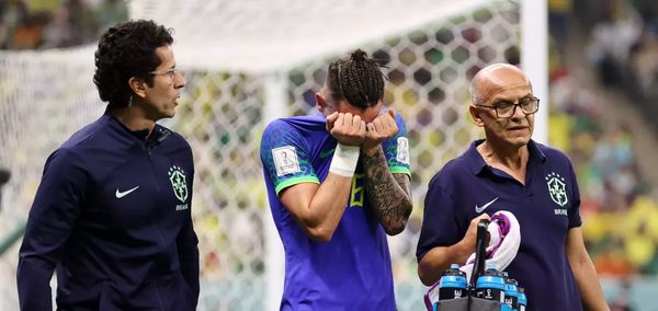 Alex Telles chora ao deixar o campo no jogo da Seleção Brasileira contra Camarões,