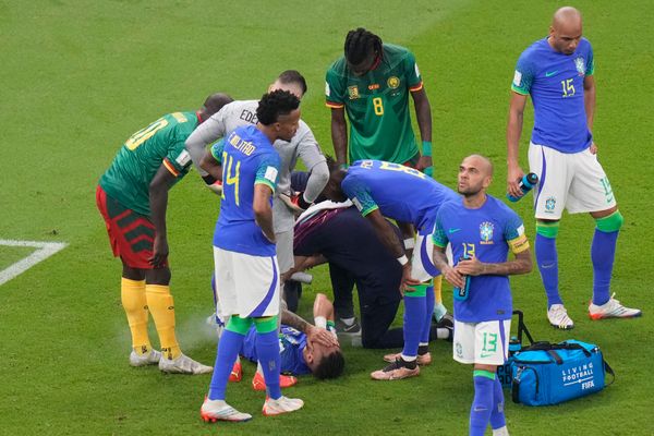 Alex Telles, do Brasil, se machuca em lance contra o Camarões, 