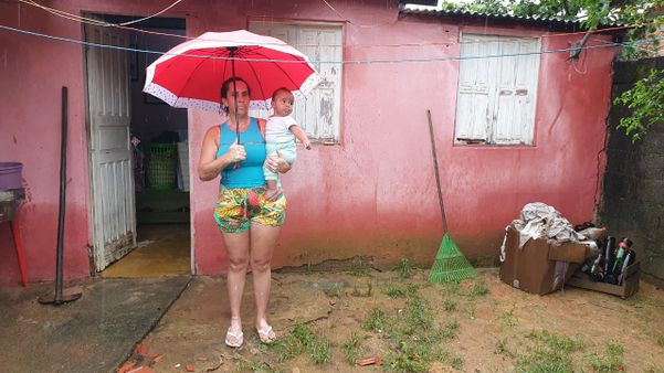 Camila teve casa invadida pela água da chuva