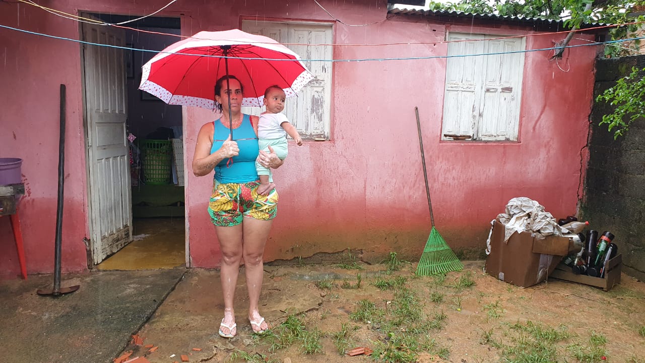 Camila Ferreira, de 32 anos, que tem um filho de cinco meses e perdeu tudo após ter a casa tomada pela água no bairro Campo Verde, recebeu ajuda financeira e doações de móveis