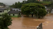 Chuva atinge Fundão: rua é confundia com rio(Fernando Estevão)