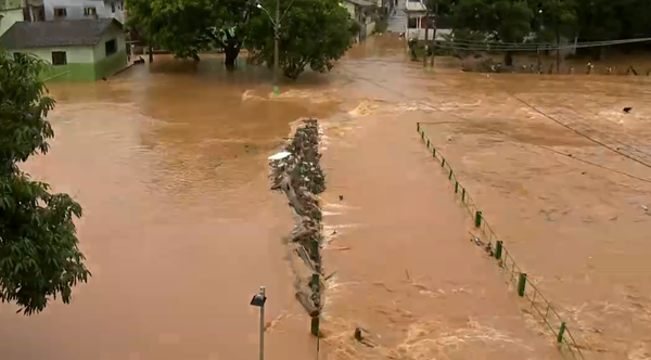 Chuva atinge Fundão: rua é confundia com rio por Fernando Estevão