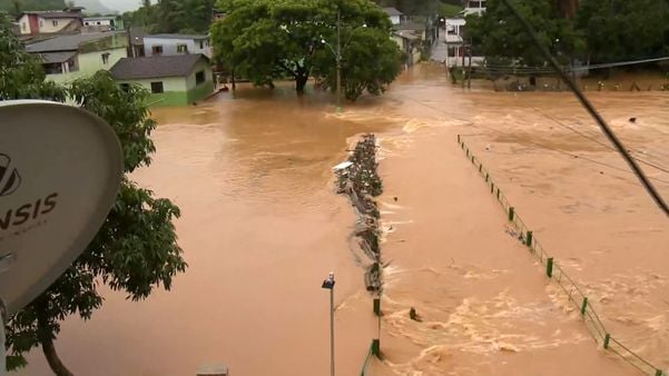 Chuva forte atinge Fundão e a água alcança as casas