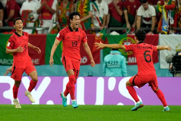 Comemoração do gol de Kim Young-gwon (camisa 19), da Coreia do Sul,