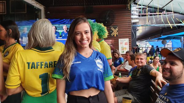 Dentista Valeska Mendes, 27, assiste Brasil e Camarões em bar na Praia do Canto, Vitória