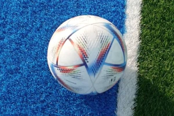 Imagem colorida mostra uma bola com uma pequena parte em em cima de uma linha