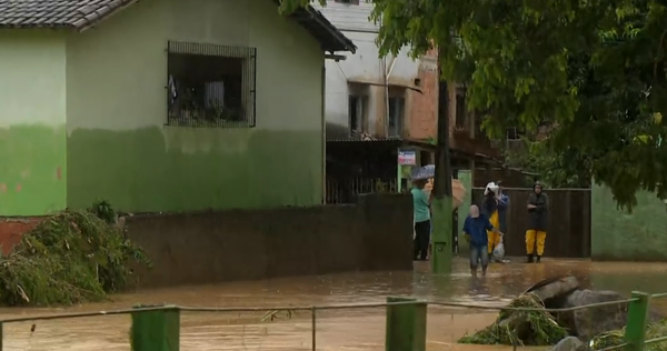 Rio Fundão subiu 8 metros, alcançando casas na cidade 