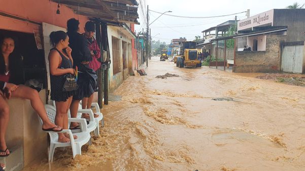 Rua do bairro Ipanema, em Viana, é tomada por água