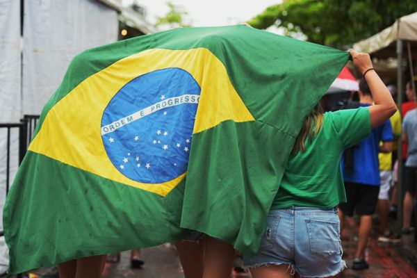 Torcedores acompanham Brasil e Camarões, pela Copa, no Triângulo das Bermudas, na Praia do Canto, Vitória por Fernando Madeira