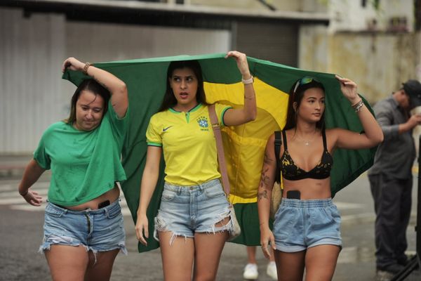 Torcedores acompanham Brasil e Camarões, pela Copa, no Triângulo das Bermudas, na Praia do Canto, Vitória por Fernando Madeira