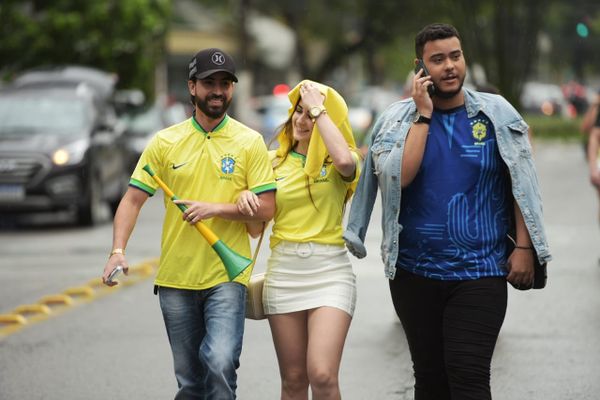 Torcedores acompanham Brasil e Camarões, pela Copa, no Triângulo das Bermudas, na Praia do Canto, Vitória por Fernando Madeira