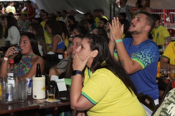 Torcedores apreensivos durante jogo entre Brasil e Camarões, pela Copa do Mundo do Catar, em bar da Praia do Canto, Vitória