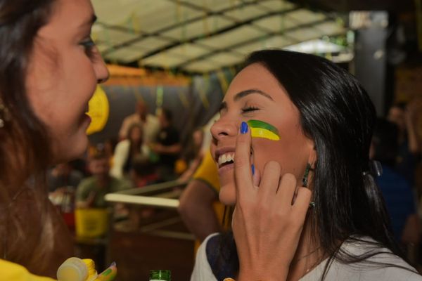 Torcida brasileira na Praia do Canto para partida entre Brasil e Camarões por Fernando Madeira