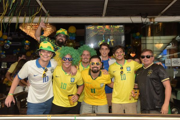 Torcida brasileira na Praia do Canto para partida entre Brasil e Camarões por Fernando Madeira