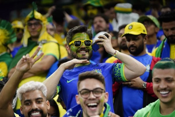 Torcida da Seleção Brasileira no estádio Lusail para o jogo contra Camarões pela Copa do Mundo do Catar por Vitor Jubini